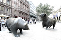 Bär und Bulle sind die Symbole für den Geldmarkt. Steigende Zinsen drücken die Stimmung an der Börse, eröffnen sie doch alternative Anlagemöglichkeiten. (Foto: Martin Wendlandt)